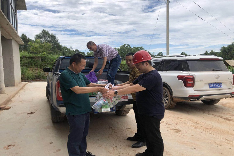 路桥集团开展“夏季送清凉”高温慰问活动