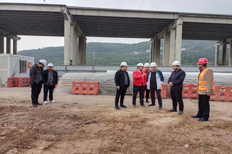 交投集团党委副书记、总经理牟春华检查督导二专线北出口改建项目工作