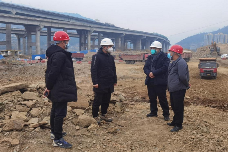 范文伟进行节前安全检查